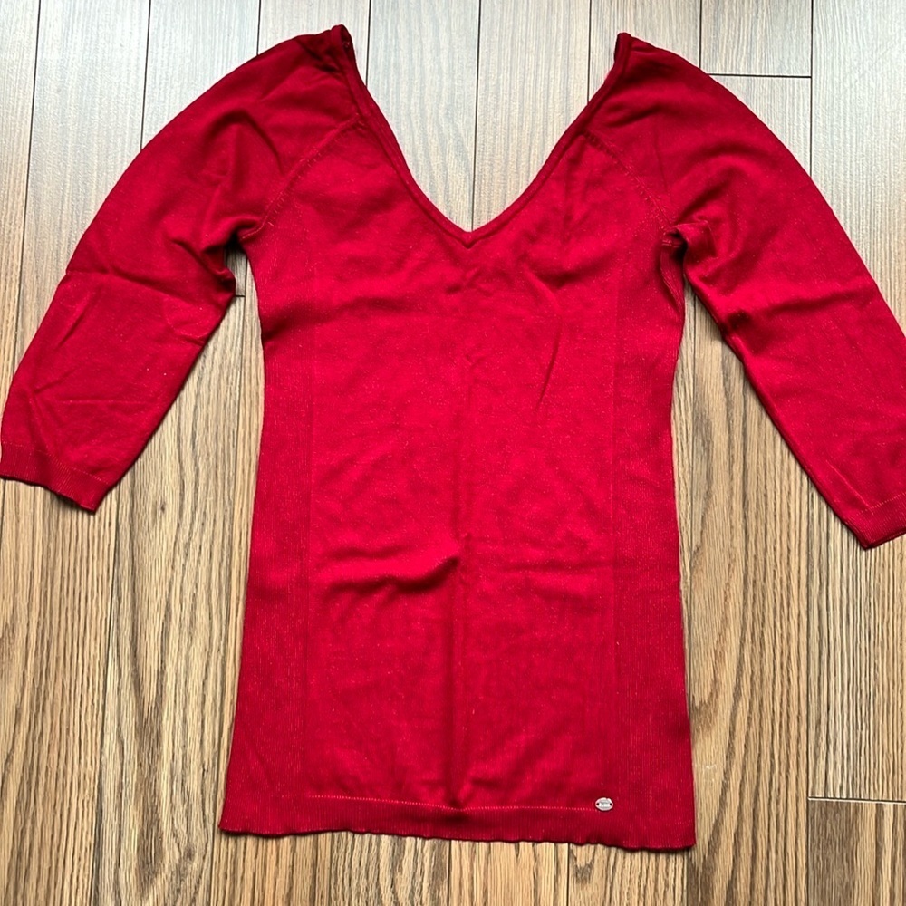 Guess v-neck 3/4 sleeve sweater size medium